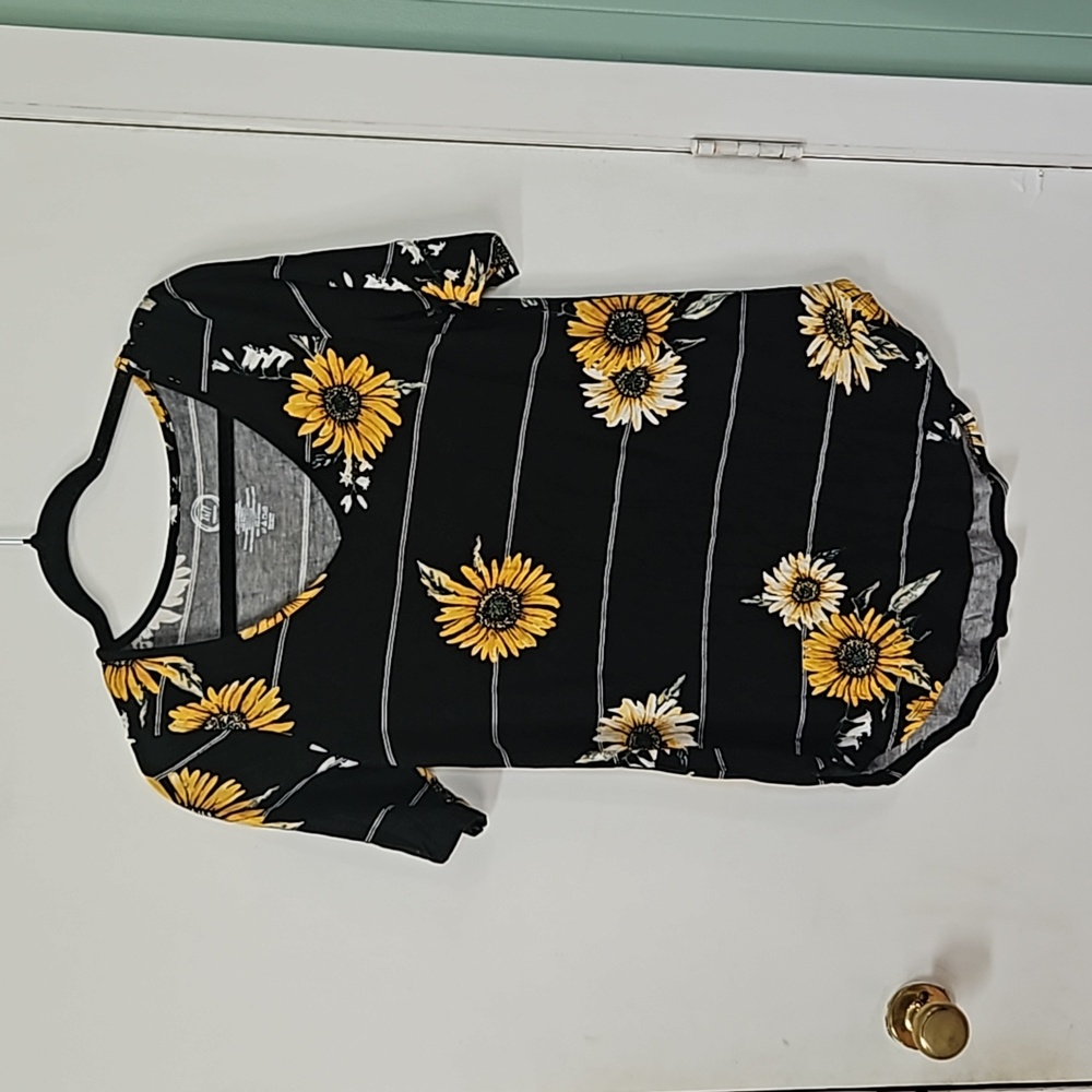 🍀 4/$10 Maurices 24/7 Sunflower Tee